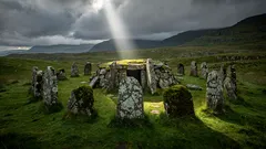 ピラミッドより古い謎：考古学者がスコットランドの5000年前の古墳で見つけたもの